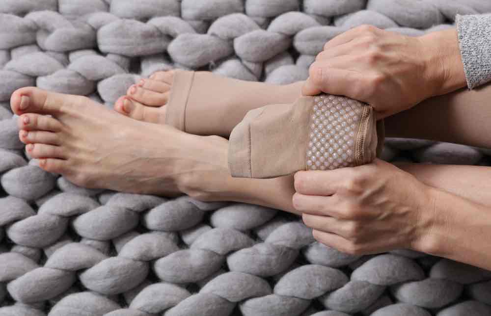 what is the difference between diabetic socks and compression socks